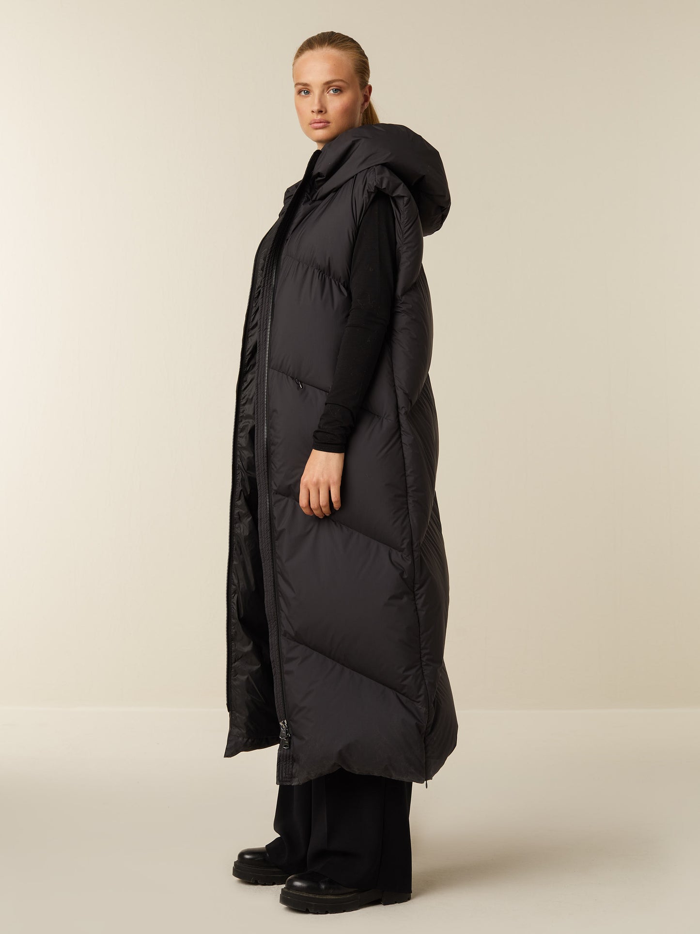 ORELIA - Black